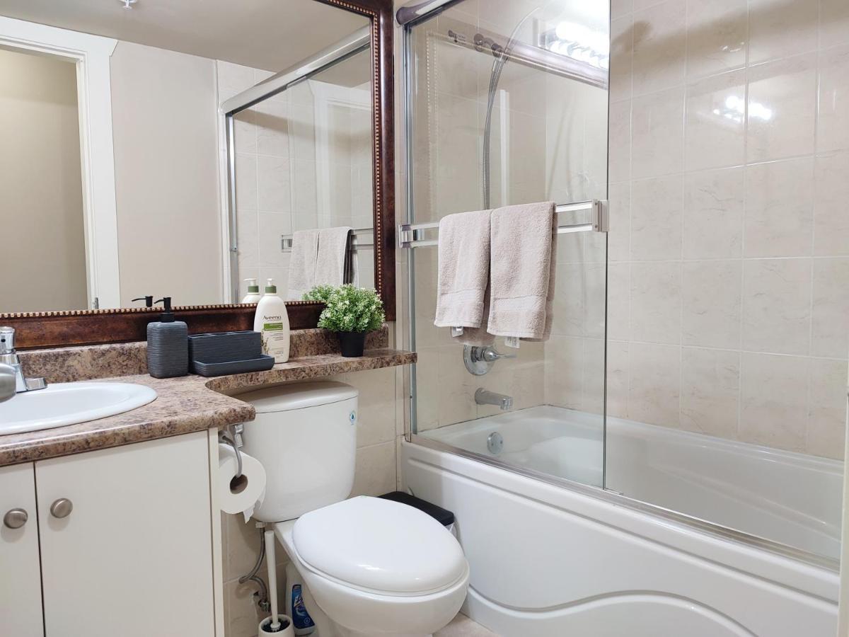 Private Suite W King Bed, Ground Level, Naturally Bright Vancouver Extérieur photo