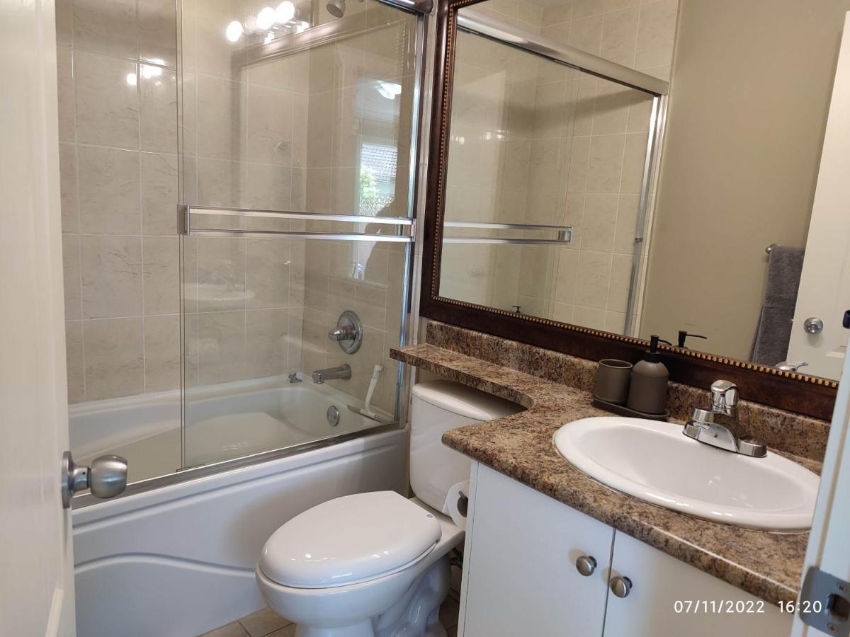 Private Suite W King Bed, Ground Level, Naturally Bright Vancouver Extérieur photo