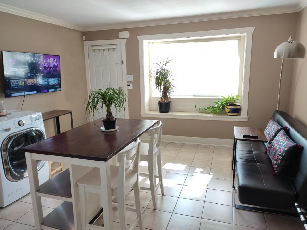 Private Suite W King Bed, Ground Level, Naturally Bright Vancouver Extérieur photo