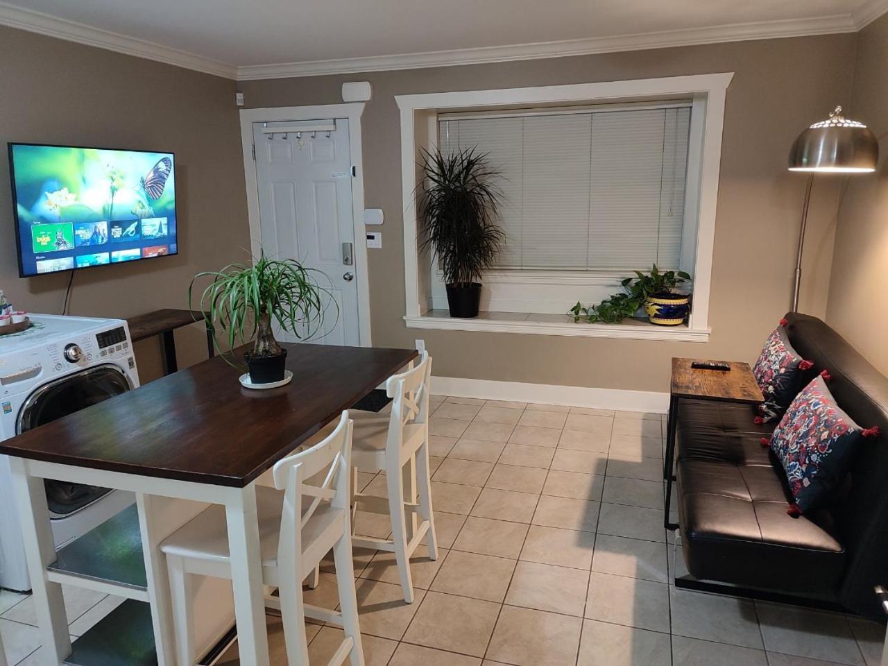 Private Suite W King Bed, Ground Level, Naturally Bright Vancouver Extérieur photo