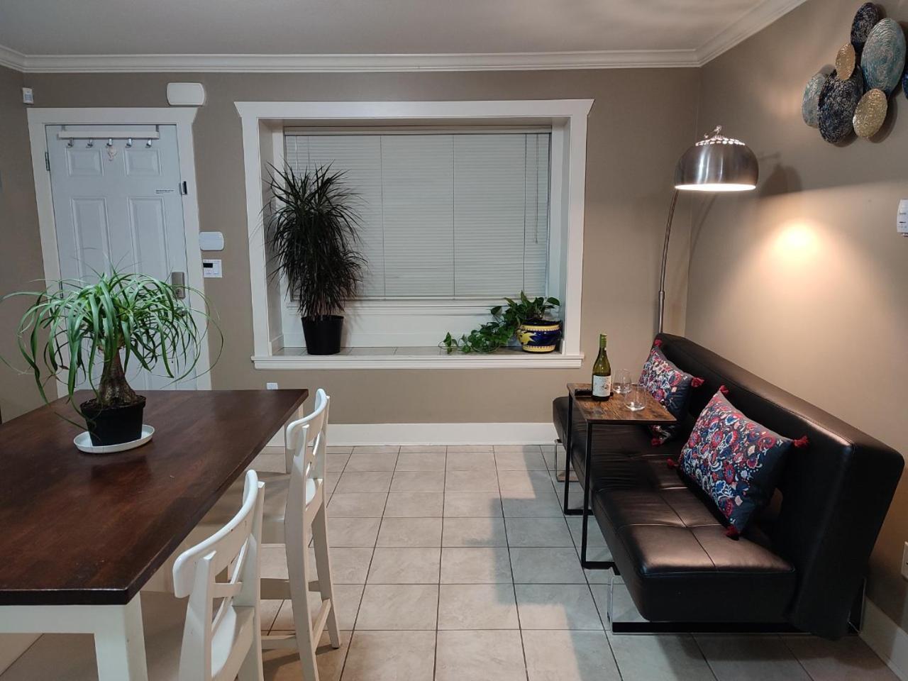 Private Suite W King Bed, Ground Level, Naturally Bright Vancouver Extérieur photo