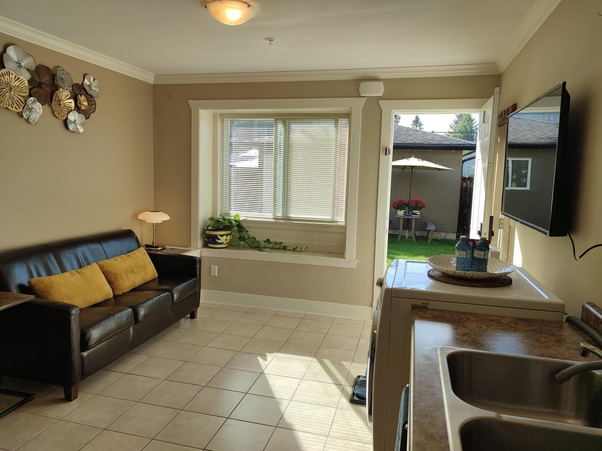 Private Suite W King Bed, Ground Level, Naturally Bright Vancouver Extérieur photo